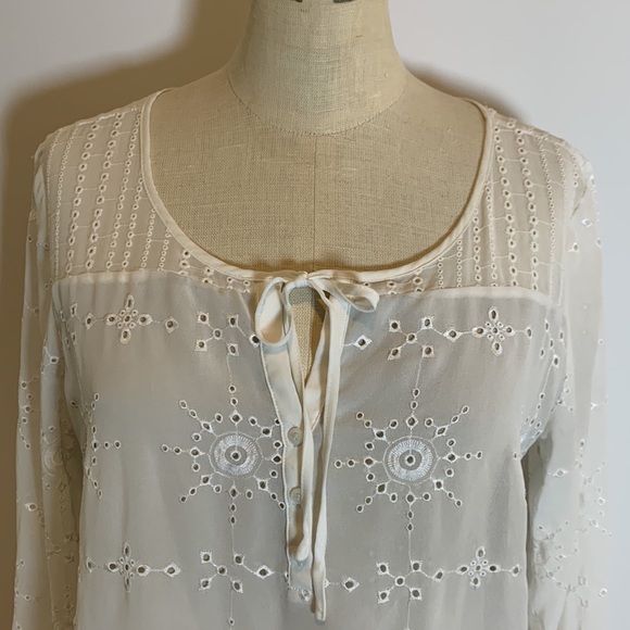 GUESS cream & beige tie front lined eyelet blouse, w/ tie at wrist. M - Picture 4 of 8
